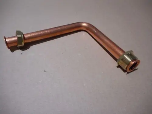 Vorlaufrohr ausKupfer mit zwei Anschlussgewinden, geeignet für Remeha Pumpensysteme. Das Rohr hat eine gebogene Form für gezielte Leitungen.